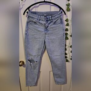 Ae stretch mom jeans with front yolk 
Size 4 Light wash